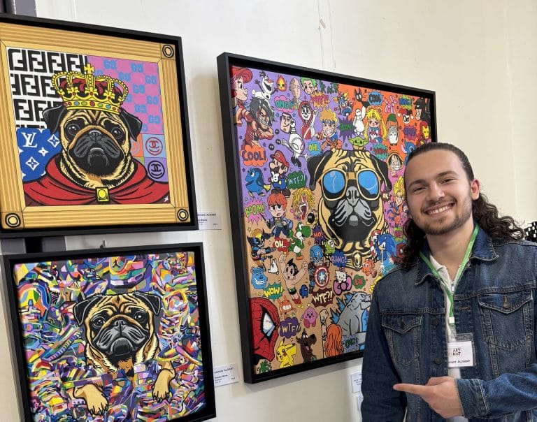 Leonard l'artiste devant ses œuvres