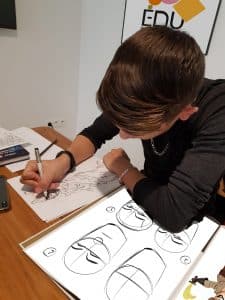 Leonard en train de dessiner